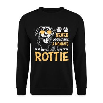 Rottweiler NEVER UNDERESTIMATE A WOMEN'S BOND WITH - Unisex Pullover - Schwarz - Vorne - Alina (178cm) & Michal (187cm)