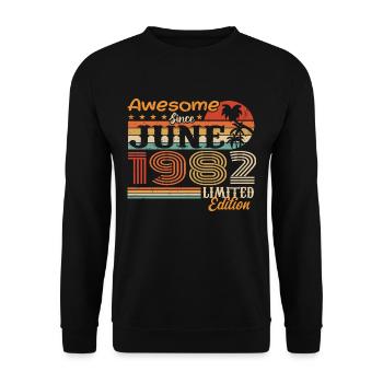 June 1982 Retro Vintage June 1982 birthday - Unisex Sweatshirt - black - Front - Alina (178cm) & Michal (187cm)