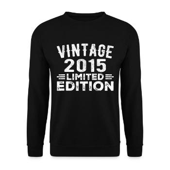 Year of manufacture 2015 Year of birth Birthday 2015 vintage - Unisex Sweatshirt - black - Front - Alina (178cm) & Michal (187cm)