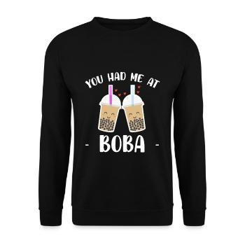 You Had Me At Boba Shirt Geschenk Bubble Tea - Unisex Pullover - Schwarz - Vorne - Alina (178cm) & Michal (187cm)