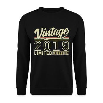 Legend since 2019 Born 2019 Birthday 5 years - Unisex Sweatshirt - black - Front - Alina (178cm) & Michal (187cm)