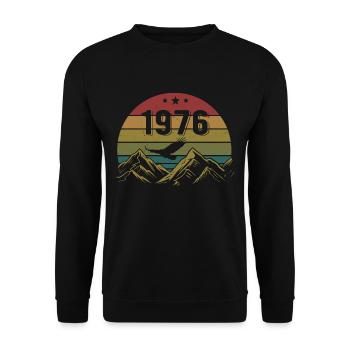 1976 Jahrgang Geburtstag 1976 Retro Geschenkidee - Unisex Pullover - Schwarz - Vorne - Alina (178cm) & Michal (187cm)