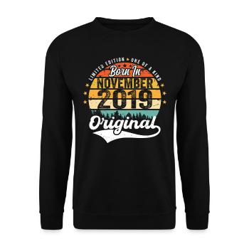 Legendär seit November 2019 - 2019 - Unisex Pullover - Schwarz - Vorne - Alina (178cm) & Michal (187cm)