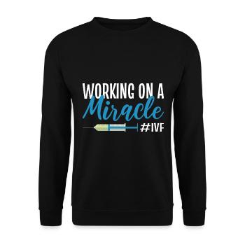 Working On A Miracle #IVF Gynäkologe - Unisex Pullover - Schwarz - Vorne - Alina (178cm) & Michal (187cm)