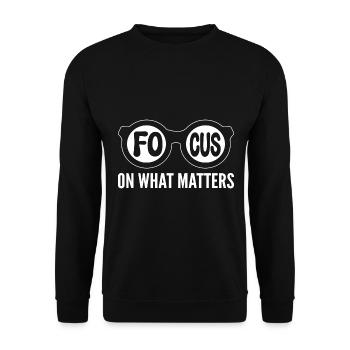 Focus On What Matters Optiker - Unisex Pullover - Schwarz - Vorne - Alina (178cm) & Michal (187cm)
