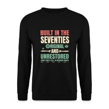 Hergestellt In Den 70er Jahren Geschenk - Unisex Pullover - Schwarz - Vorne - Alina (178cm) & Michal (187cm)