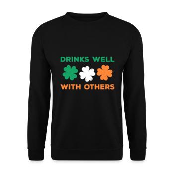 Shamrock boit bien avec les autres Fête de la Saint-Patrick - Sweat-shirt Unisexe - noir - Devant - Alina (178cm) & Michal (187cm)