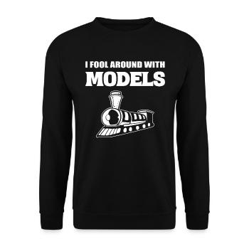 I Fool Around With Models Engineman - Unisex Pullover - Schwarz - Vorne - Alina (178cm) & Michal (187cm)
