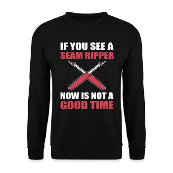 If You See A Seam Ripper Now Is Not A Good Time - Unisex Pullover - Schwarz - Vorne - Alina (178cm) & Michal (187cm)