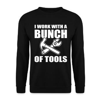 I Work With A Bunch Of Tools Mechaniker - Unisex Pullover - Schwarz - Vorne - Alina (178cm) & Michal (187cm)