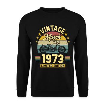 Oldtimer-Biker Jahrgang März 1973 50-jähriges Jubiläum - Unisex Pullover - Schwarz - Vorne - Alina (178cm) & Michal (187cm)