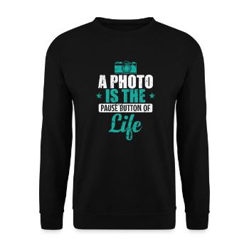 A Photo is the Pause Button of Life Fotograf - Unisex Sweatshirt - black - Front - Alina (178cm) & Michal (187cm)
