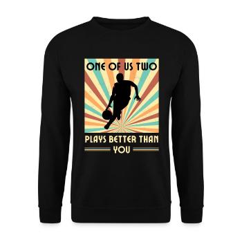 Einer Von Uns Beiden Spielt Besser Basketball - Unisex Pullover - Schwarz - Vorne - Alina (178cm) & Michal (187cm)
