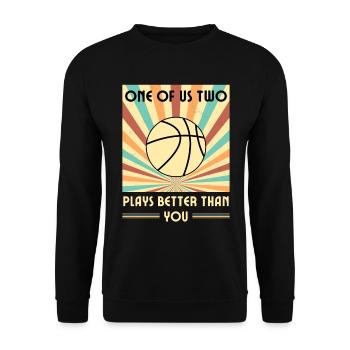Einer Von Uns Beiden Spielt Besser Basketball - Unisex Pullover - Schwarz - Vorne - Alina (178cm) & Michal (187cm)