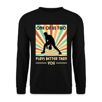 Einer Von Uns Beiden Spielt Besser Basketball - Unisex Pullover - Schwarz - Vorne - Alina (178cm) & Michal (187cm)