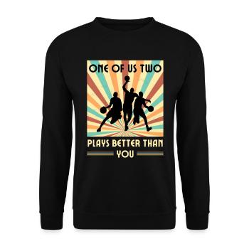 Einer Von Uns Beiden Spielt Besser Basketball - Unisex Pullover - Schwarz - Vorne - Alina (178cm) & Michal (187cm)