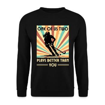Einer Von Uns Beiden Spielt Besser Feldhockey - Unisex Pullover - Schwarz - Vorne - Alina (178cm) & Michal (187cm)