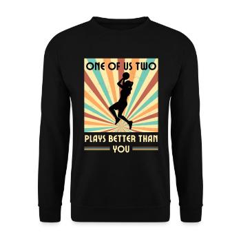 Einer Von Uns Beiden Spielt Besser Basketball - Unisex Pullover - Schwarz - Vorne - Alina (178cm) & Michal (187cm)