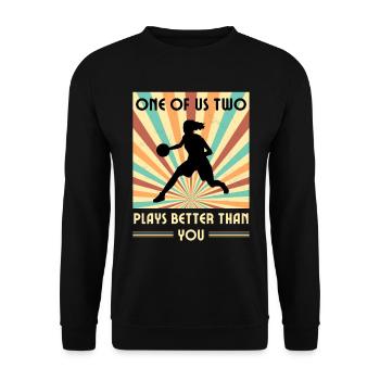 Einer Von Uns Beiden Spielt Besser Basketball - Unisex Pullover - Schwarz - Vorne - Alina (178cm) & Michal (187cm)