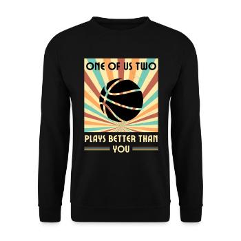 Einer Von Uns Beiden Spielt Besser Basketball - Unisex Pullover - Schwarz - Vorne - Alina (178cm) & Michal (187cm)