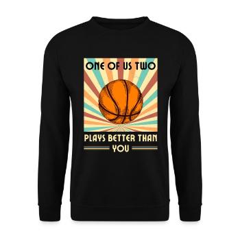 Einer Von Uns Beiden Spielt Besser Basketball - Unisex Pullover - Schwarz - Vorne - Alina (178cm) & Michal (187cm)