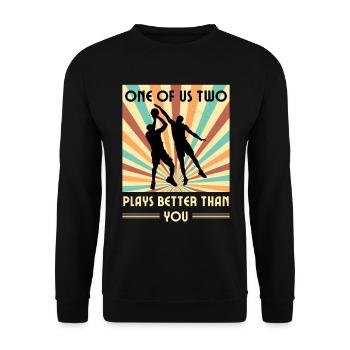 Einer Von Uns Beiden Spielt Besser Basketball - Unisex Pullover - Schwarz - Vorne - Alina (178cm) & Michal (187cm)