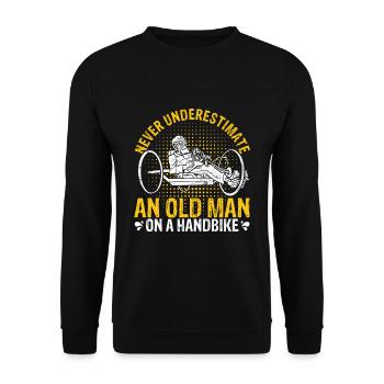 Never Underestimate An Old Man On A Handbike - Opa - Unisex Pullover - Schwarz - Vorne - Alina (178cm) & Michal (187cm)