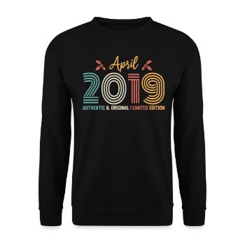 April 2019 Jubiläum April 2019 Retro - Unisex Pullover - Schwarz - Vorne - Alina (178cm) & Michal (187cm)