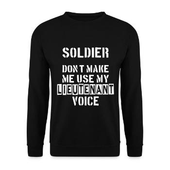 Lieutenant. Soldat. Kamerad. Militär. - Unisex Pullover - Schwarz - Vorne - Alina (178cm) & Michal (187cm)