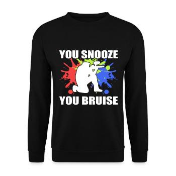You Snooze You Bruise Paintballspieler - Unisex Pullover - Schwarz - Vorne - Alina (178cm) & Michal (187cm)