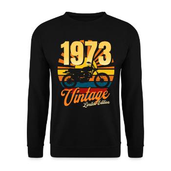 Motorrad Jahrgang 1973 Jubiläum 50 Jahre Biker - Unisex Pullover - Schwarz - Vorne - Alina (178cm) & Michal (187cm)