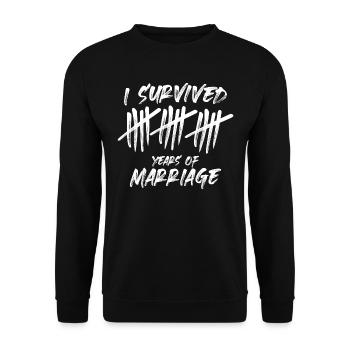 Ich habe 15 Jahre Ehe komisch überlebt - Unisex Pullover - Schwarz - Vorne - Alina (178cm) & Michal (187cm)