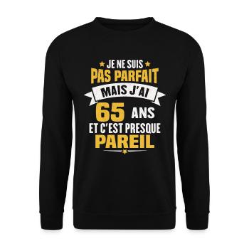 Humour cadeau Pas parfaite mais j'ai 65 ANS - Sweat-shirt Unisexe - noir - Devant - Alina (178cm) & Michal (187cm)