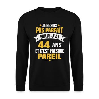 Humour cadeau Pas parfaite mais j'ai 44 ANS - Sweat-shirt Unisexe - noir - Devant - Alina (178cm) & Michal (187cm)