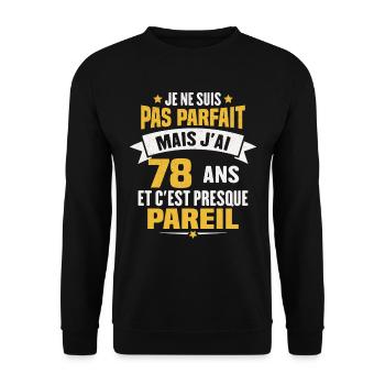 Humour cadeau Pas parfaite mais j'ai 78 ANS - Sweat-shirt Unisexe - noir - Devant - Alina (178cm) & Michal (187cm)
