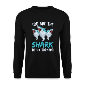 Tu es le requin de ma tornade pour les amoureux des requins - Sweat-shirt Unisexe - noir - Devant - Alina (178cm) & Michal (187cm)