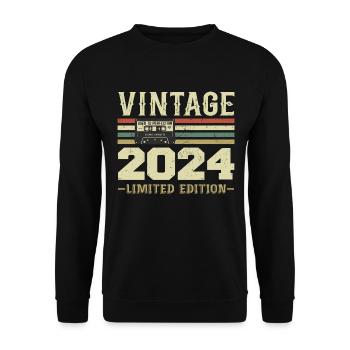 Jahrgang 2024 Retro Geburtstagsgeschenk 2024 - Unisex Pullover - Schwarz - Vorne - Alina (178cm) & Michal (187cm)