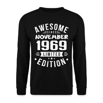 November 1969 Gift Idea Legend November 1969 - Unisex Sweatshirt - black - Front - Alina (178cm) & Michal (187cm)