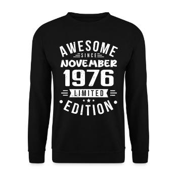 November 1976 Geschenkidee Legende November 1976 - Unisex Pullover - Schwarz - Vorne - Alina (178cm) & Michal (187cm)