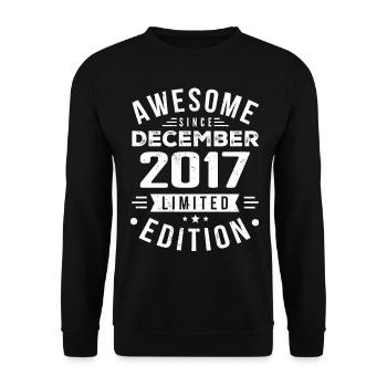 Geburtstagsgeschenk geboren im Dezember 2017 - Unisex Pullover - Schwarz - Vorne - Alina (178cm) & Michal (187cm)