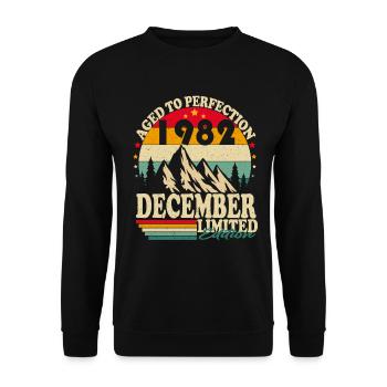 December 1982 Vintage Retro Birthday - Unisex Sweatshirt - black - Front - Alina (178cm) & Michal (187cm)