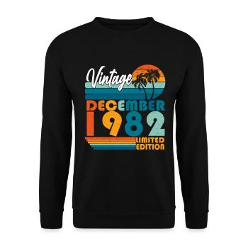 Dezember 1982 Jahrgang Vintage Geburtstag Retro - Unisex Pullover - Schwarz - Vorne - Alina (178cm) & Michal (187cm)