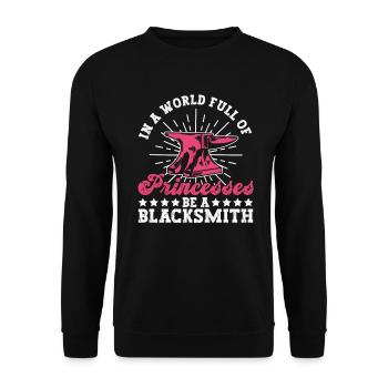 In einer Welt voller Prinzessinnen sei ein Schmied - Unisex Pullover - Schwarz - Vorne - Alina (178cm) & Michal (187cm)
