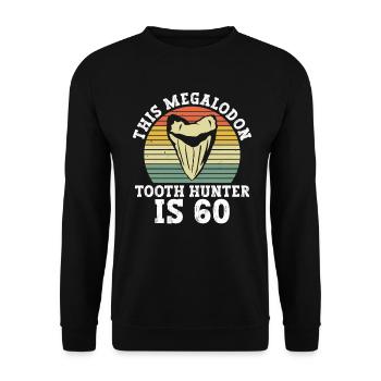 Dieser Megalodon-Zahnjäger wird 60 - Megalodon-Hai - Unisex Pullover - Schwarz - Vorne - Alina (178cm) & Michal (187cm)