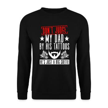 Beurteile meinen Vater nicht nach seinen Tattoos, - Unisex Pullover - Schwarz - Vorne - Alina (178cm) & Michal (187cm)