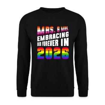Mrs. & Mrs 2026 Gay Pride Hochzeit Homo-Ehe - Unisex Pullover - Schwarz - Vorne - Alina (178cm) & Michal (187cm)
