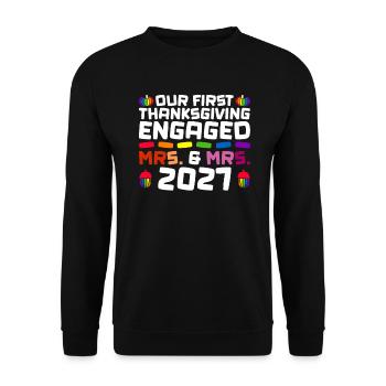 Erstes Erntedankfest verlobt - Mrs. & Mrs. 2027 Ga - Unisex Pullover - Schwarz - Vorne - Alina (178cm) & Michal (187cm)
