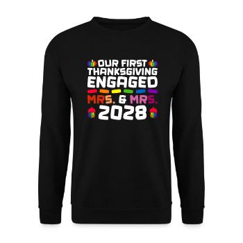 Erstes Erntedankfest verlobt - Mrs. & Mrs. 2028 Ga - Unisex Pullover - Schwarz - Vorne - Alina (178cm) & Michal (187cm)