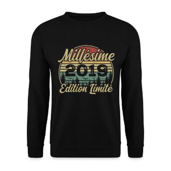 2019 Vintage - 5th Anniversary Gift - Unisex Sweatshirt - black - Front - Alina (178cm) & Michal (187cm)