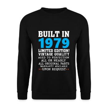 Erbaut im Jahre 1979 - Built in 1979 - Unisex Pullover - Schwarz - Vorne - Alina (178cm) & Michal (187cm)